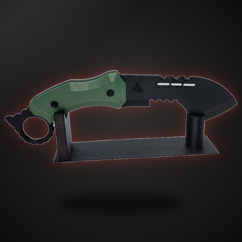 Cuchillo táctico jungle king sobre su base de exhibición