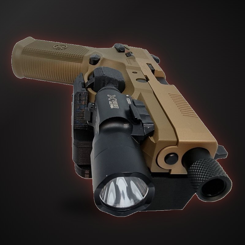 FNX-45 con RMR y linterna montados