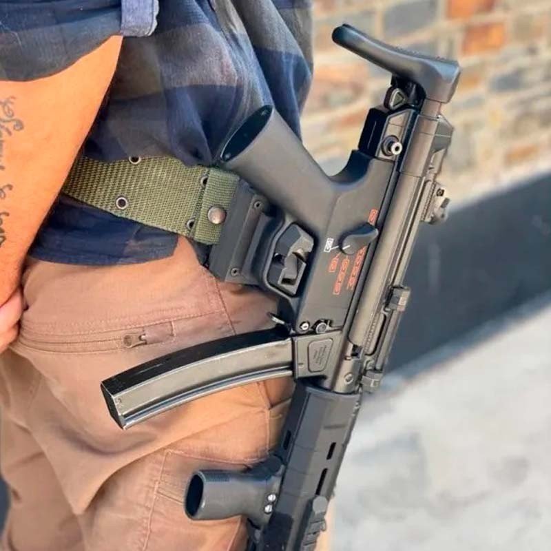 MP5 montada en la funda soporte, sujeta al cinturón