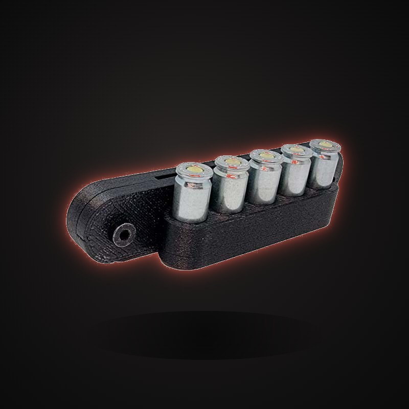 Detalle del porta vainas imantado con 5 vainas de 9mm