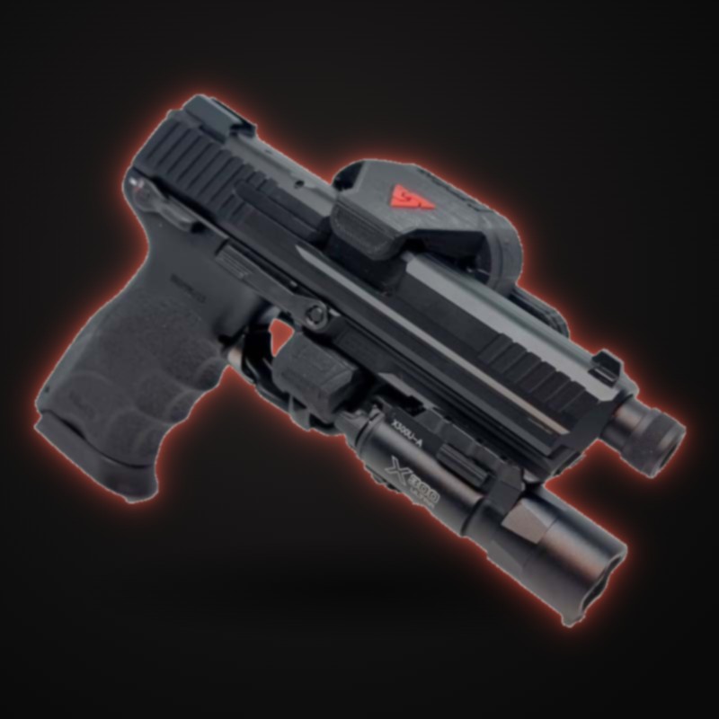 HK45 enfundada con mira RMR, linterna en el ris inferior y boca del cañón roscada